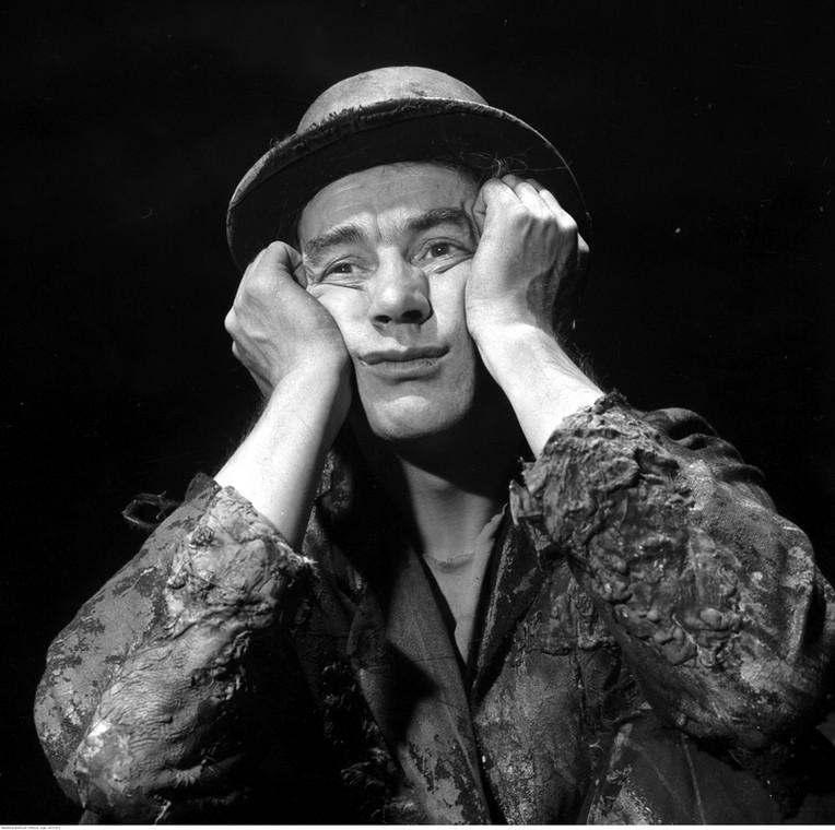 Wiesław Michnikowski jako Estragon w sztuce "Czekając na Godota" w warszawskim Teatrze Ateneum (1971 r.)