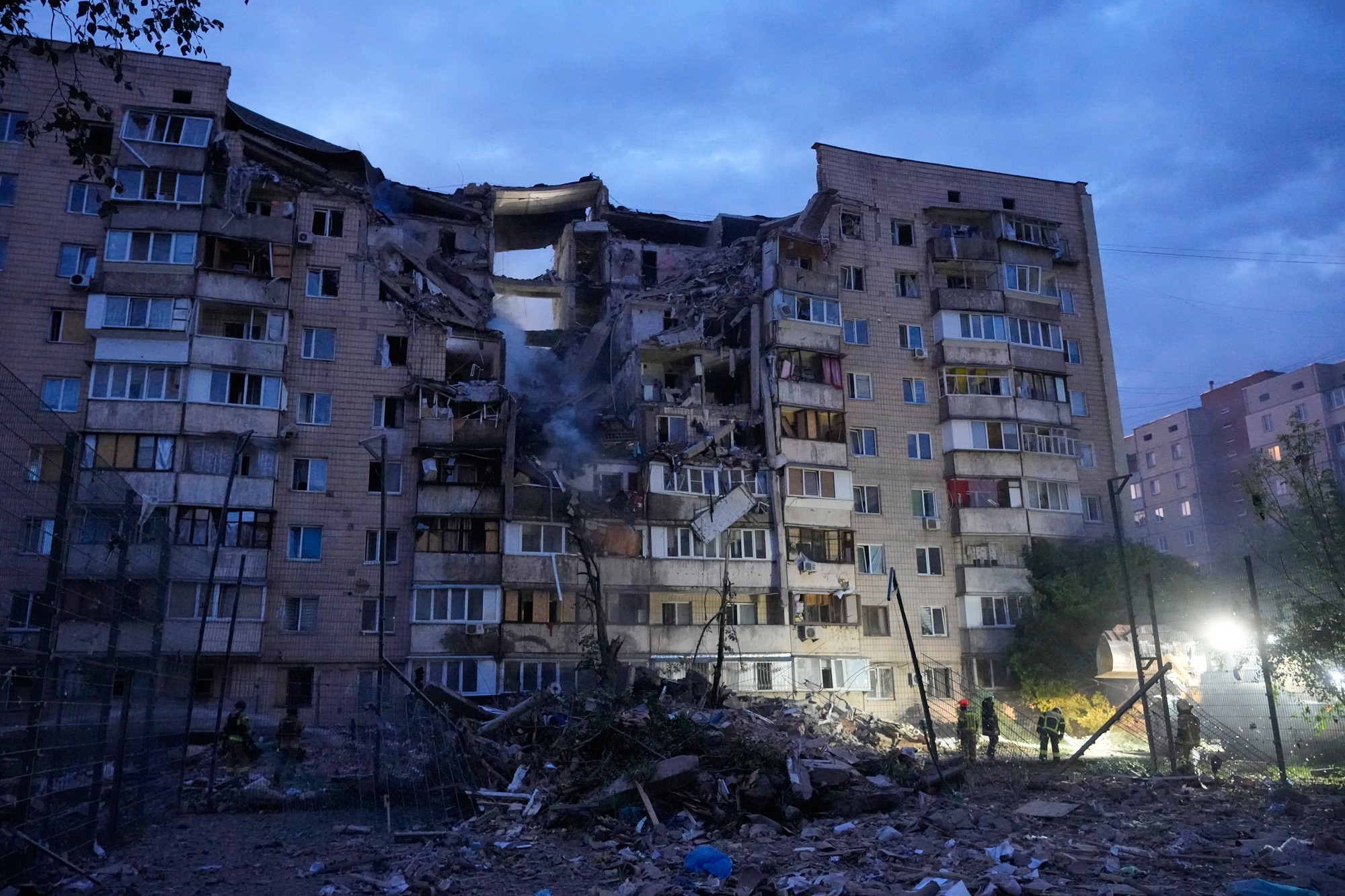 Ruské útoky v Kyjeve zabili najmenej deväť ľudí. 