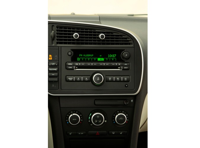 Saab 9-3X - szwedzka stal gotowa do przygody. Dzielnie zwalczy dziki teren, choć woli asfaltowe bulwary. Mogą być dziurawe jak sito - czyli idealnie sprawdza się na polskich drogach...