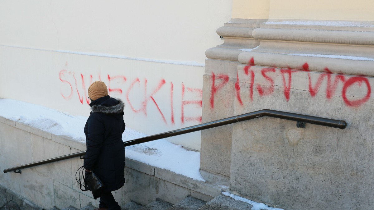 Warszawa. "PiS won". Wandale zniszczyli elewację kościoła św. Krzyża