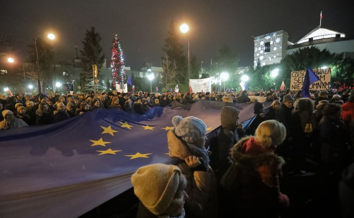 Polski rząd twierdzi, że po prostu skopiował ustawę francuską i niemiecką, ale to ma tylko odwrócić uwagę od faktu, że ta propozycja jest kolejnym atakiem na niezależność sędziów w Polsce, i bezpośrednim naruszeniem prawa unijnego oraz wymagań Europejskiego Trybunału Praw Człowieka.