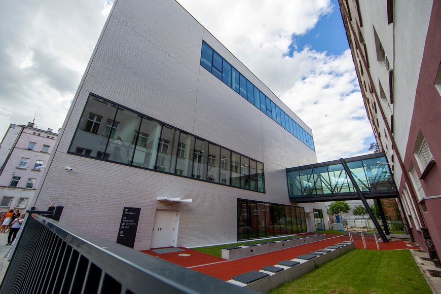 XIII LO przy ul. Haukego-Bosaka kusi młodzież m.in. piękna halą sportową 