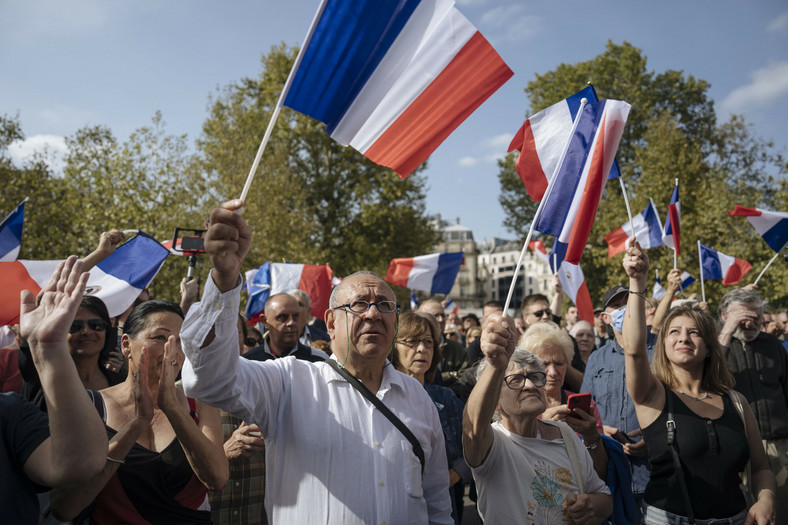 Protestujący Francuzi podczas demonstracji poparcia dla policji na placu Republiki w Paryżu, 30 września 2023 r.