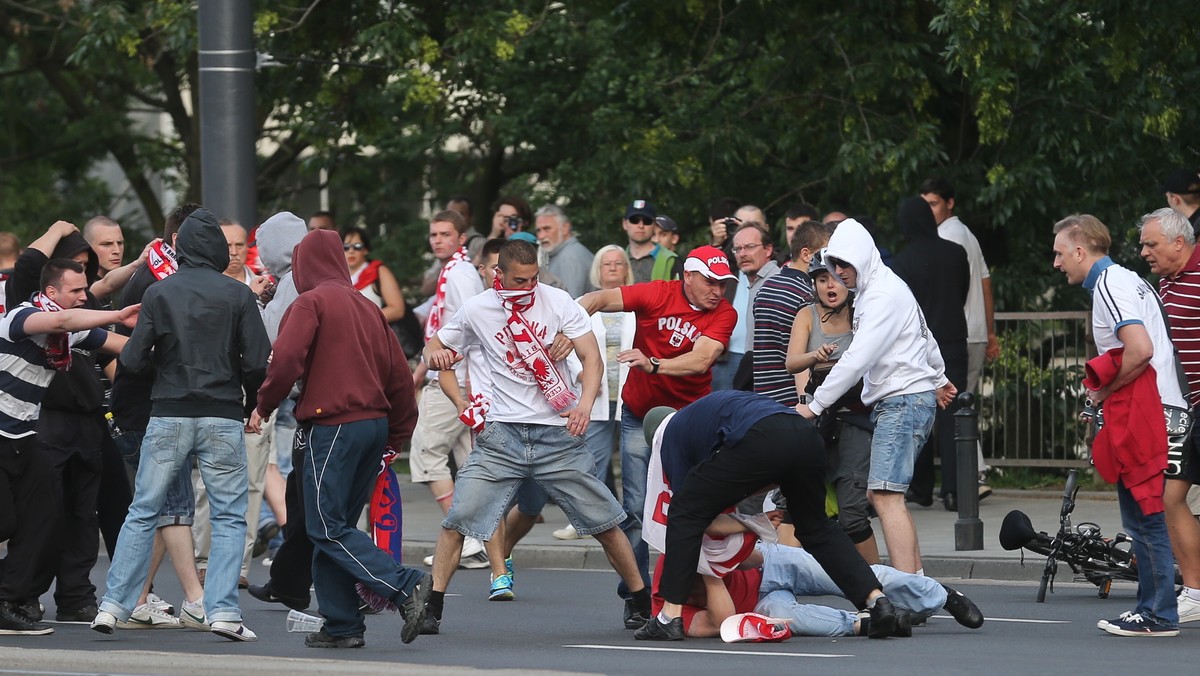 Podczas Euro 2012 polityka schodzi na dalszy plan. Główne miejsce zajmuje piłka nożna i sprawy z nią związane. Politycy chcą być jednak aktywni w tym czasie, więc głównie skupiają się na komentowaniu meczów, jak i całego Euro. Tak robi też Joanna Senyszyn. - Wielu nie może wyjść z oburzenia, że katolicki Bóg, zamiast pomagać naszemu bramkarzowi, Tytoniowi, nie szkodził prawosławnym Rosjanom - pisze, w swoim stylu, na swoim blogu w Onecie.