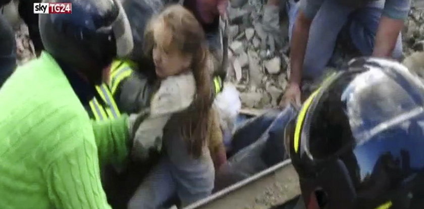 Trzęsienie ziemi we Włoszech! Spod gruzów wyciągnięto 10-latkę, żyje!