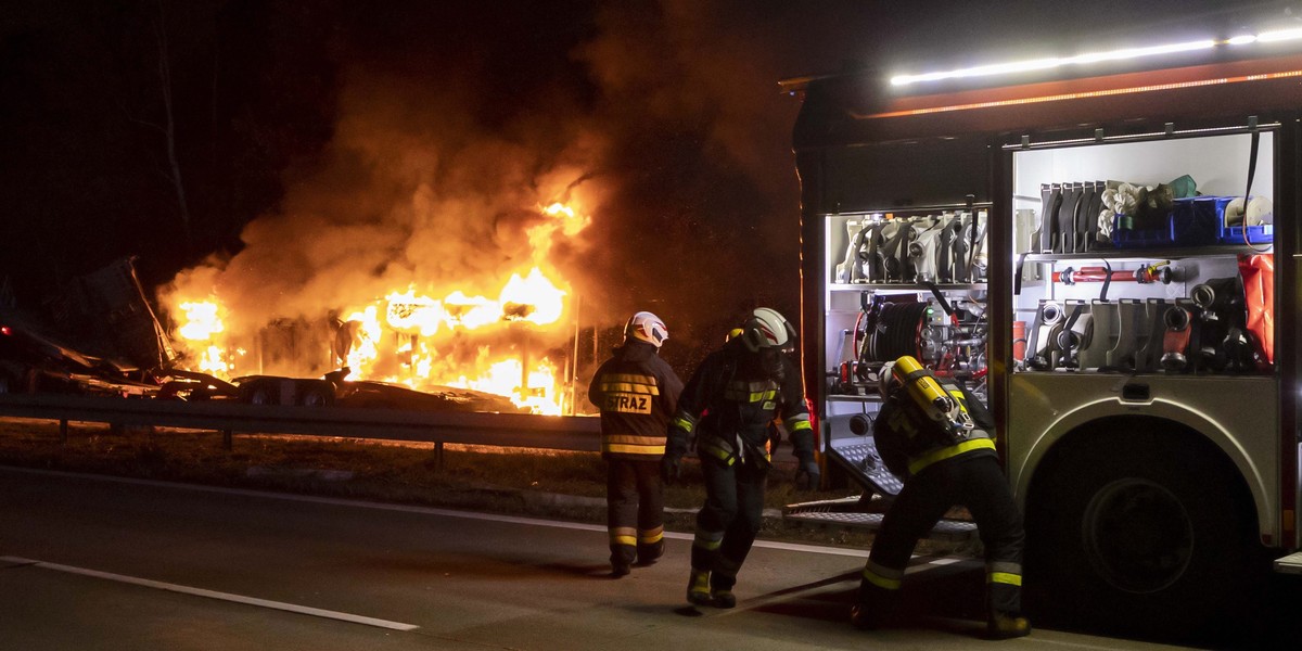 Wypadek na A4. Zderzyło się pięć pojazdów. Jeden się zapalił.