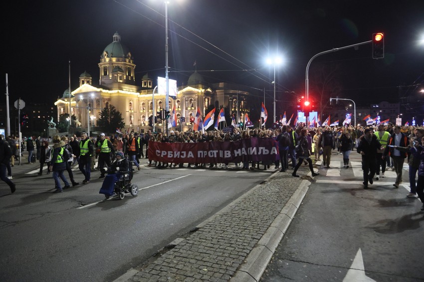Nakon obraćanja na Trgu Republike, građani su prošetali do RIK-a