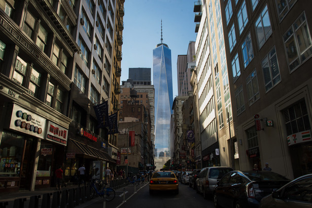 Wieżowiec One World Trade Center w Nowym Jorku – widok od strony Fulton Street . 13 lat po tragicznych zamachach z 11 września, nowy budynek WTC jest już praktycznie gotowy.