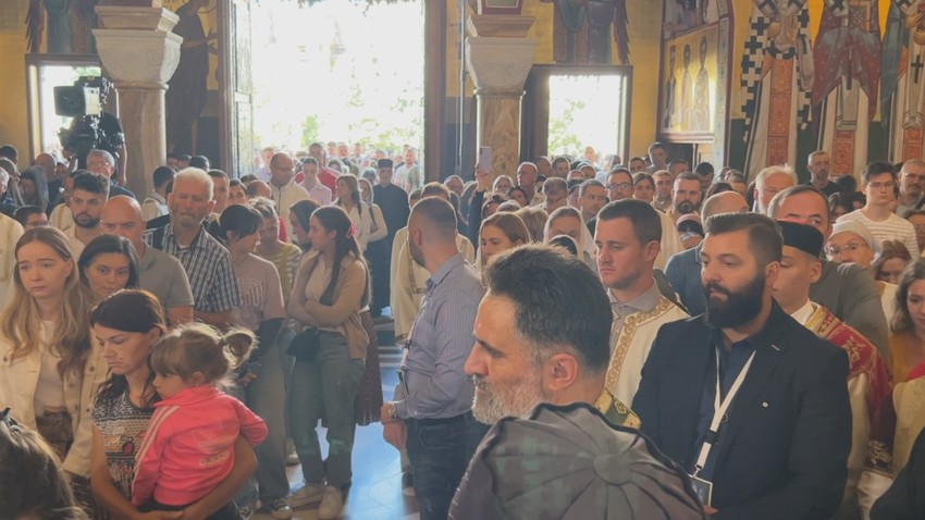 Ljudi iz svih delova Crne Gore su došli da pozdrave patrijarha