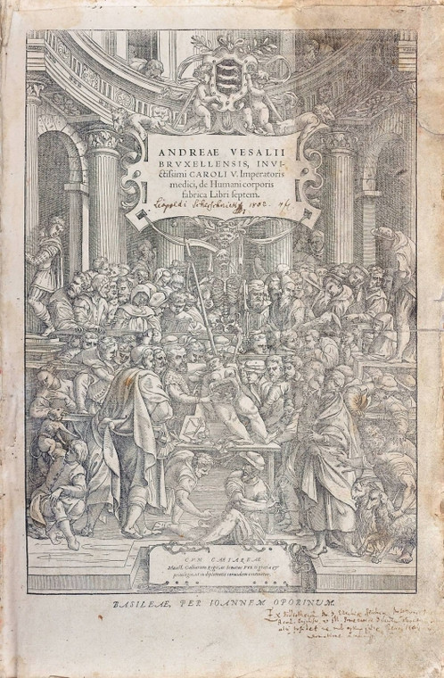 Drzeworytowy frontispis przedstawiający publiczną sekcję zwłok przeprowadzaną w zaimprowizowanym Theatrum Anatomicum. W centralnej części ilustracji obok stołu sekcyjnego postać autora dzieła Andreasa Vesaliusa.