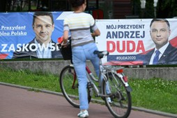 Plakaty wyborcze Rafała Trzaskowskiego i Andrzeja Dudy