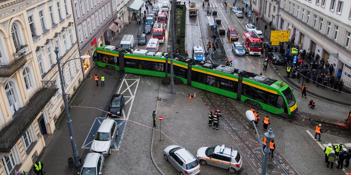 Tramwaj wbił się w sklep