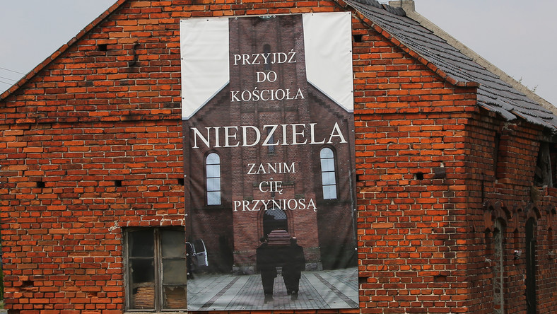 "Przyjdź do kościoła - niedziela - zanim cię przyniosą" - baner z takim napisem pojawił się przy wjeździe do Sieroszewic w powiecie ostrowskim.