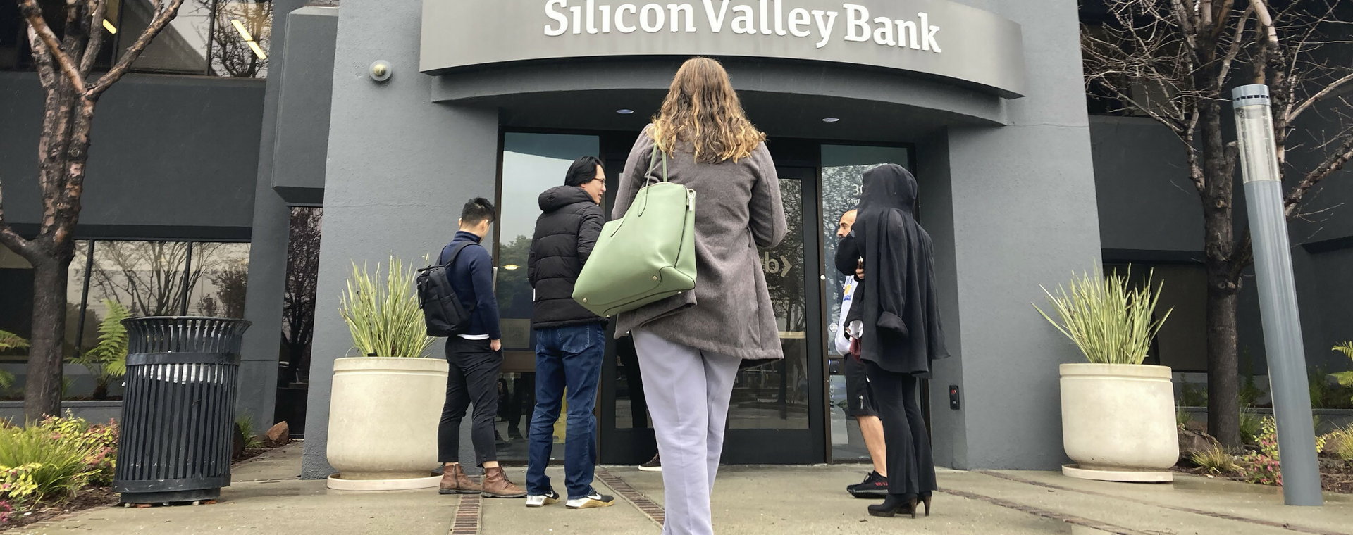 Klienci Silicon Valley Banku przed jego siedzibą w Santa Clara, w Kalifornii