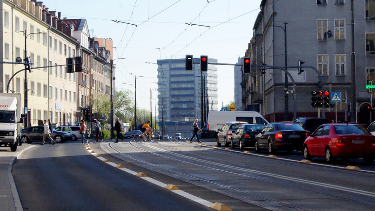 Prezydent Piotr Grzymowicz zaapelował do olsztyńskich kierowców, by nie przejeżdżali skrzyżowań na czerwonym świetle. To grzech powszedni użytkowników miejscowych dróg. Zwłaszcza że po zmianie przepisów nie ma kto egzekwować łamanego prawa.