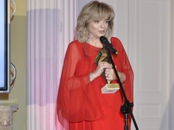 Co ją podkusiło? 61-letnia Katarzyna Grochola w wyłażącym staniku i mini, która odsłaniała dużo za dużo... FOTO