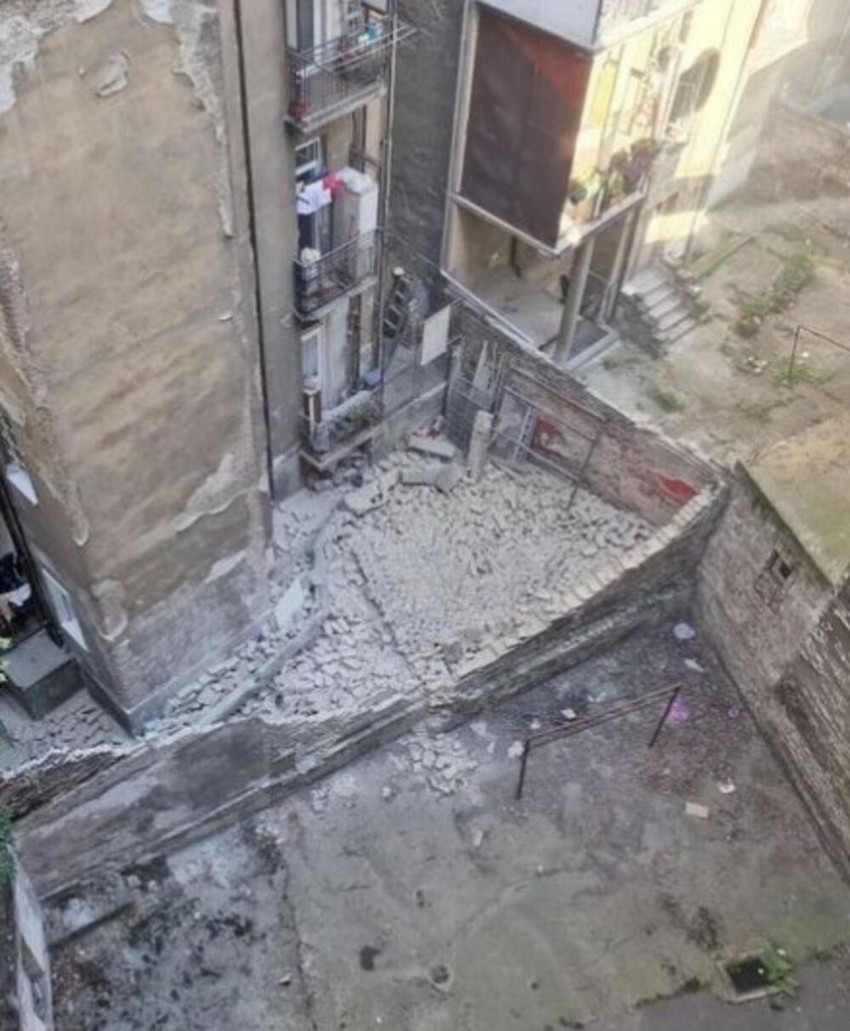 Veliki zid pao nasred dvorišta stambene zgrade