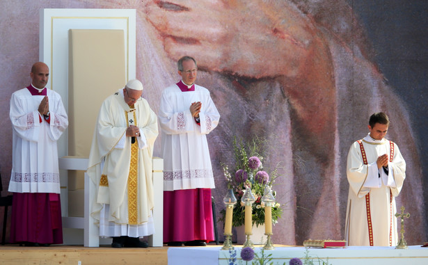 Papież Franciszek odprawia Mszę Świętą Posłania na terenie Campusu Misericordiae w Brzegach