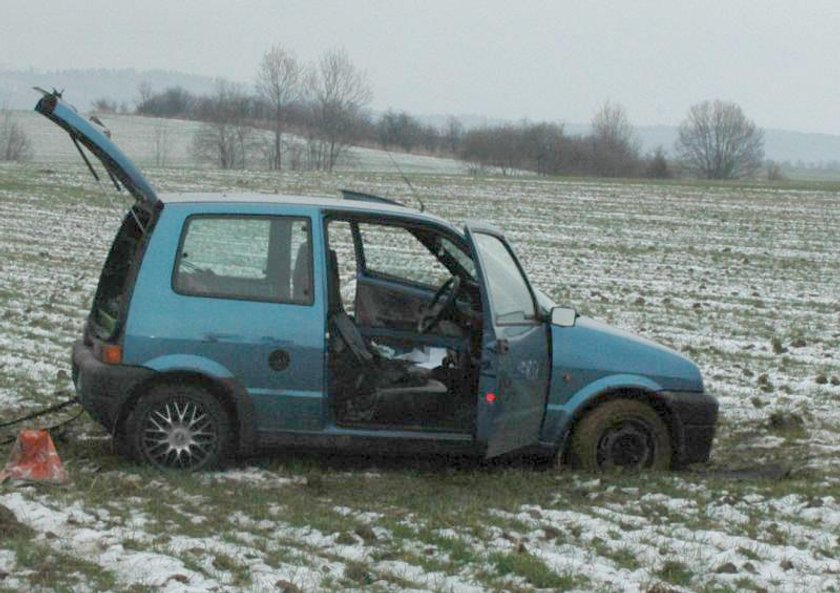 Złodzieje zakopali się na polu