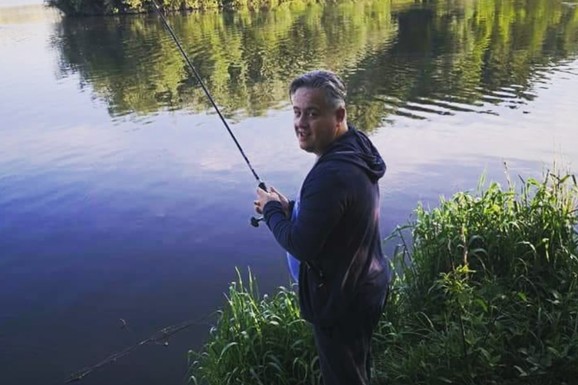 NAŠ PEVAČ SE PRESELIO U ŠUMU Napravio sebi kuću, jedva da ima telefonskog signala - čuva i domaće i divlje životinje