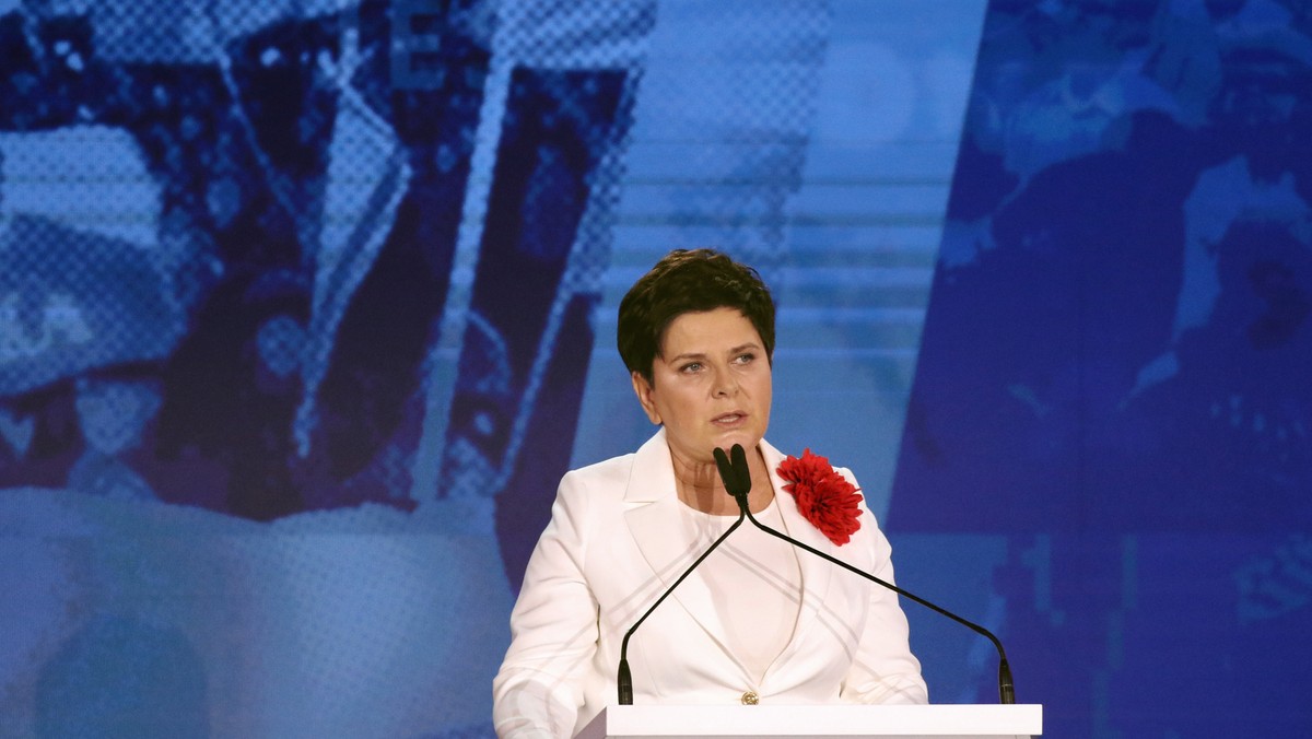 Czarne chmury zbierają się nad Beatą Szydło - informuje dzisiejszy "Super Express". Wicepremier odwiedziła wczoraj Jarosława Kaczyńskiego. W szpitalu spędziła pięć godzin. Dziennik informuje, że rozmowa mogła dotyczyć ewentualnego startu byłej premier w wyborach do europarlamentu.