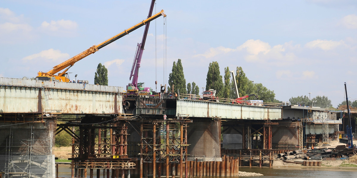 Groźny wypadek przy remoncie mostu Łazienkowskiego. Został porażony prądem jeden z budowniczych. 