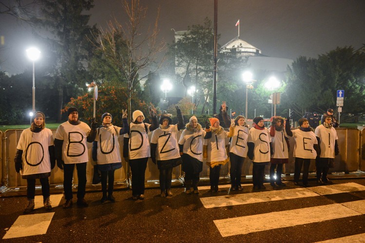 Protest pod Sejmem w trakcie Zgromadzenia Narodowego.