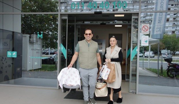 Emir izveo suprugu i ćerku