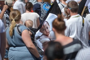 Protest przeciwko przymusowym szczepieniom  szczepienia dzieci antyszczepionkowcy