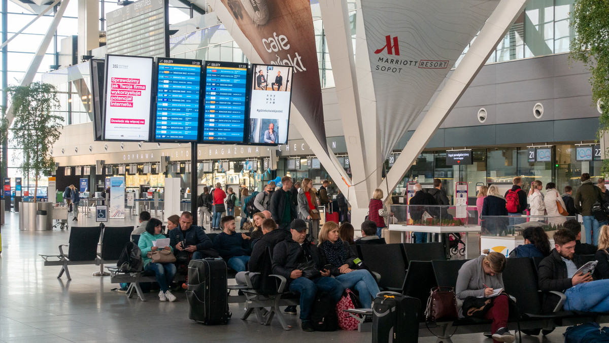 Gdańsk: Na lotnisku powiedziała o bombie w bagażu. Dostała 500 zł mandatu