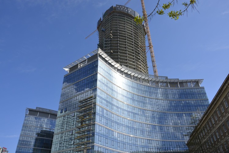 Pod kompleksem Warsaw Spire powstanie pięciopoziomowy parking, na którym zaplanowano miejsca dla 1 300 samochodów. Dla rowerzystów przewidziano oddzielną rampę i odpowiednią infrastrukturę: parking, szatnie i prysznice. Na zdjęcu: Warsaw Spire - widok od strony budynku C