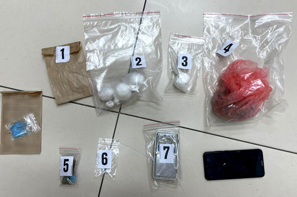 POLICIJA UPALA U STAN I PRONAŠLA DROGU Uhapšen Čačanin zbog sumnje da proizvodi i prodaje amfetamin i kanabis