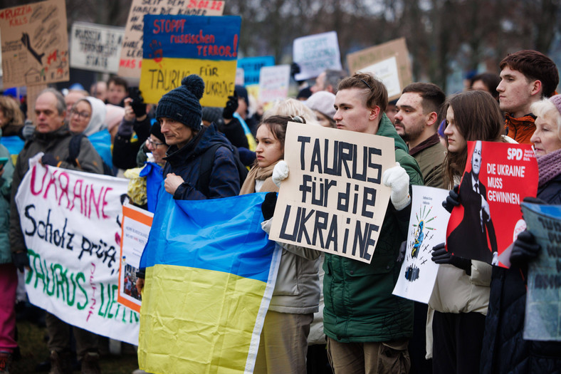 Protestujący domagają się od kanclerza Scholza dostarczenia Taurusów Ukrainie. Berlin, 6 stycznia 2024 r.