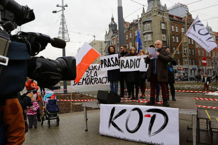 Ostre słowa na transparentach na manifestacji KOD