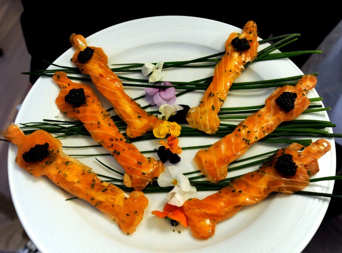 Oscarowe przekąski wykonane z łososia i kawioru