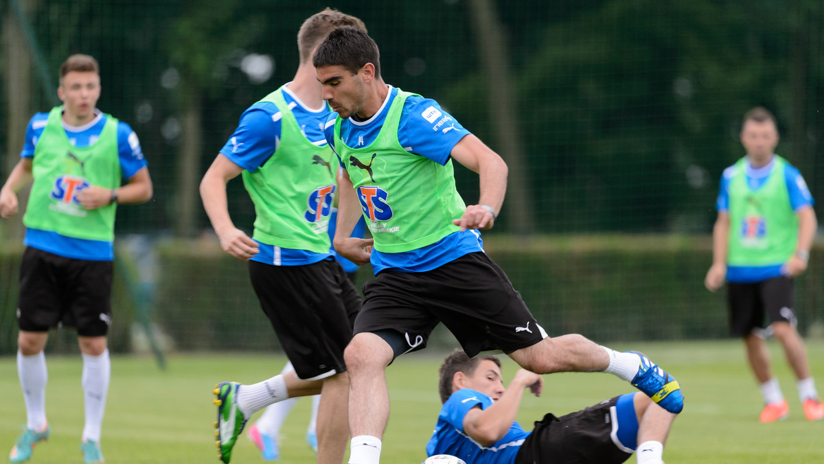 Nowy piłkarzem Lecha Poznań został Maciej Gostomski. 25-letniemu bramkarzowi z końcem czerwca wygasa umowa z drugoligową Bytovią i na zasadzie wolnego transferu związał się z Kolejorzem rocznym kontraktem - informuje oficjalny portal klubu z Poznania.