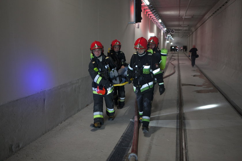 Strażacy ćwiczą w tunelu tramwajowym