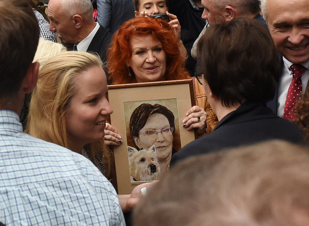 Balon w kształcie pociągu i Kopacz z pieskiem... Prezenty dla szefowej rządu we Wrocławiu