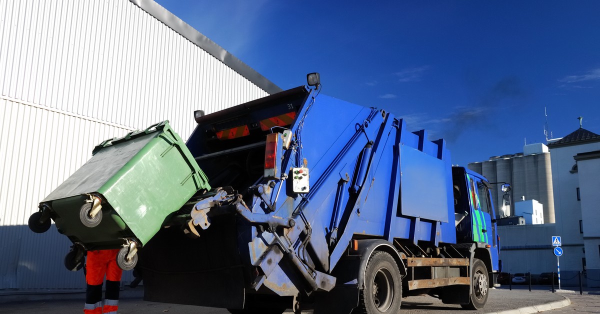 Za przewóz odpadów bez wymaganego ustawą oznakowania pojazdu grozi kara finansowa