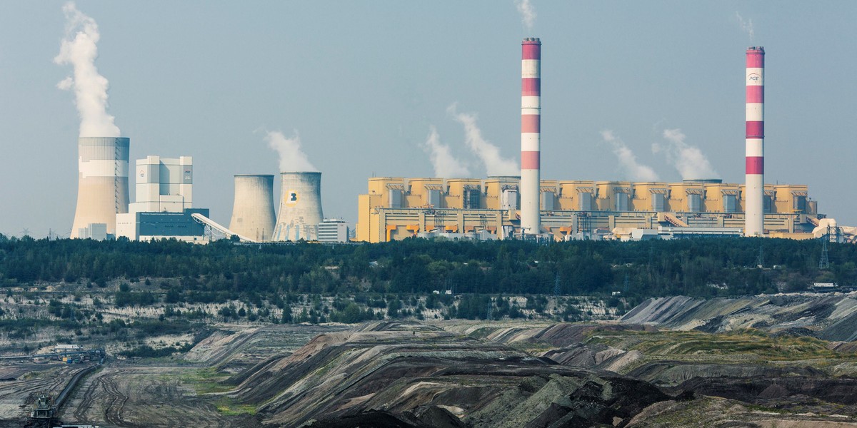 Kleszczów, punkt widokowy na odkrywkowa kopalnie węgla brunatnego w Bełchatowie, w tle widoczna elektrownia Bełchatów.