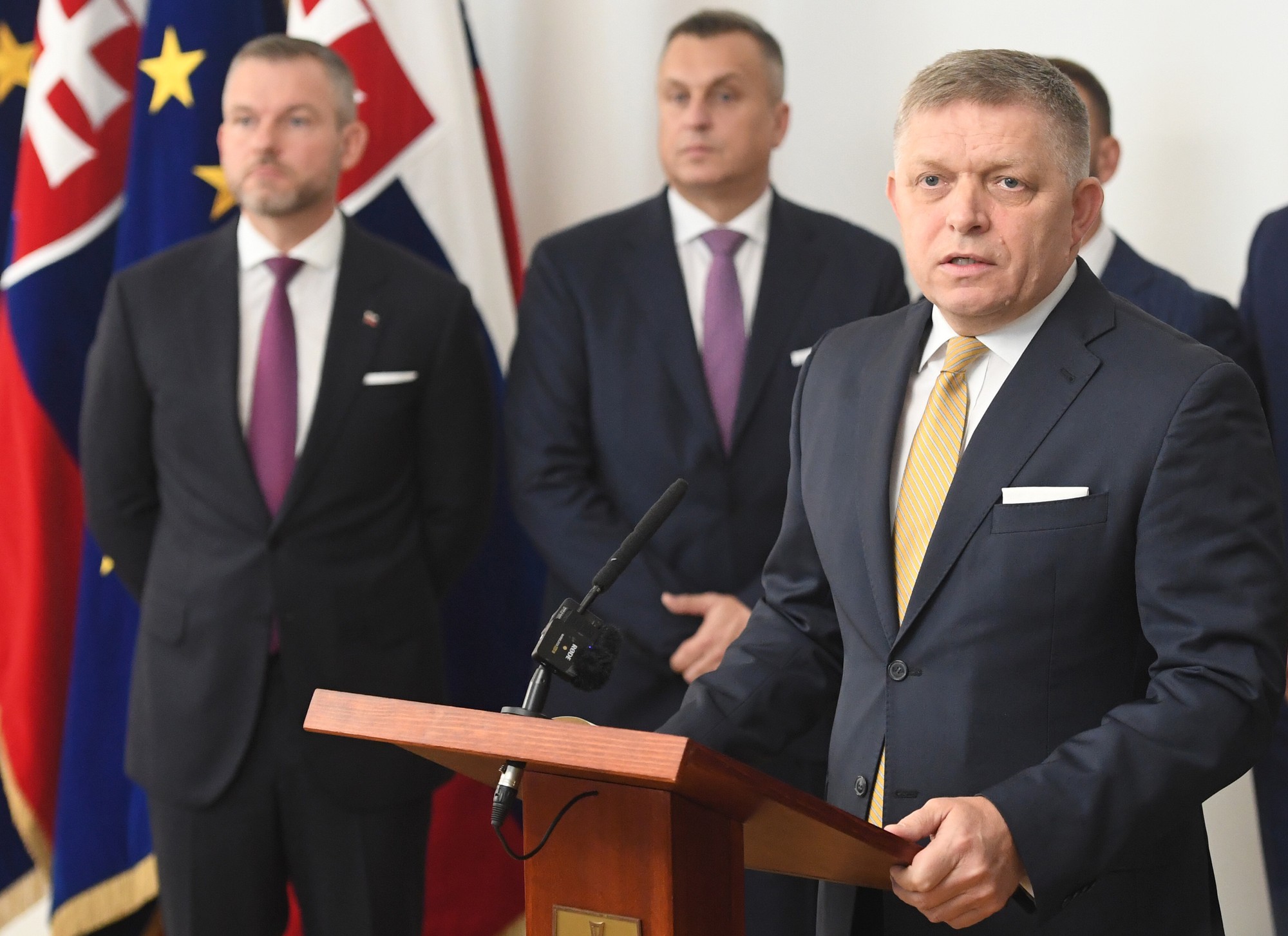 Predseda Smer-SD Robert Fico (vpravo) vystupuje s príhovorom po podpise koaličnej dohody medzi stranami SMER-SD, Hlas-SD a SNS v Bratislave v pondelok 16. októbra 2023. Zľava predseda Hlas-SD Peter Pellegrini a predseda SNS Andrej Danko.