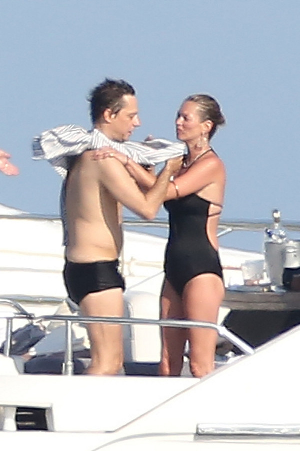 Jamie Hince i Kate Moss wypoczywają na jachcie (fot. Agencja BE&amp;W)