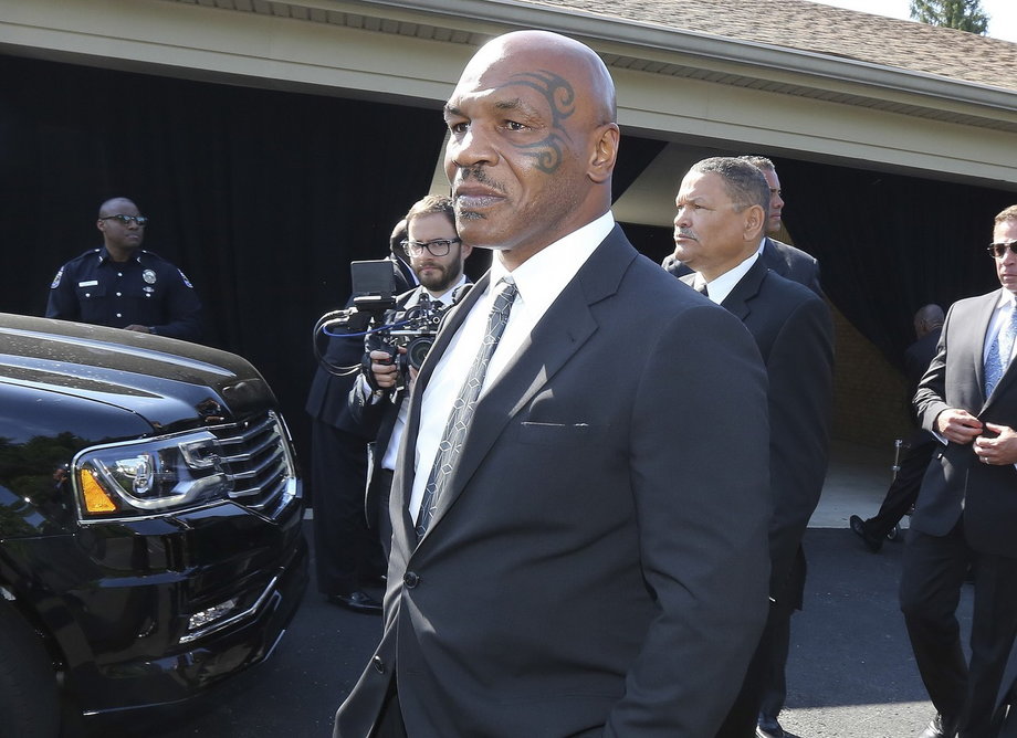 Mike Tyson podczas przemówienia przed domem pogrzebowym.
