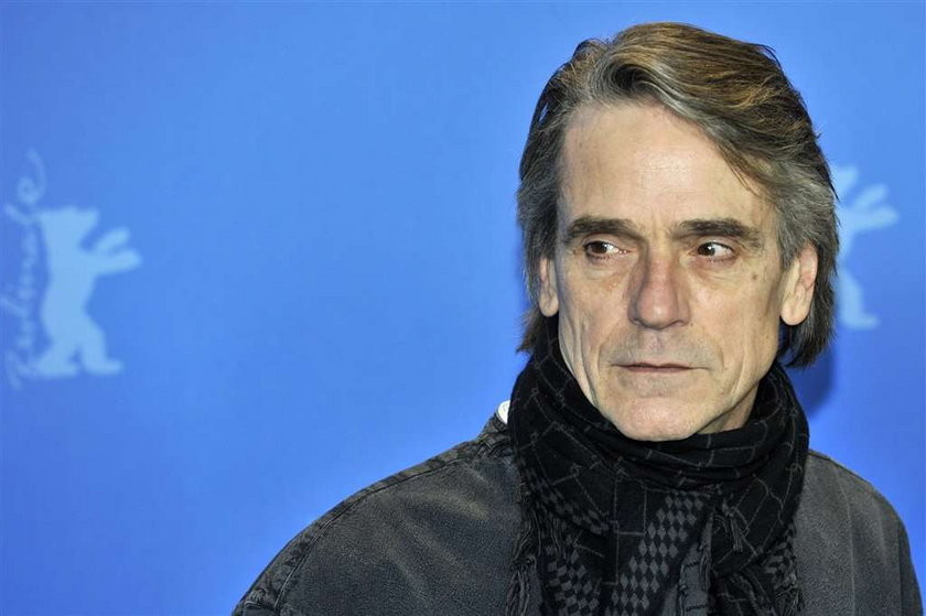 Jeremy Irons wkurza feministki. Czym?