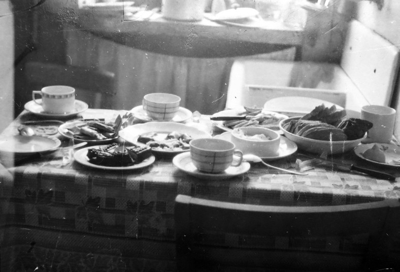 Nieposprzątany stół, przy którym siedzieli goście i domownicy — zdjęcie z akt sprawy