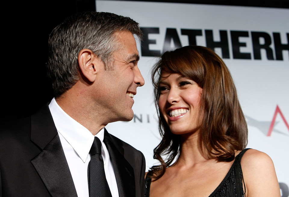 George Clooney i Sarah Larson