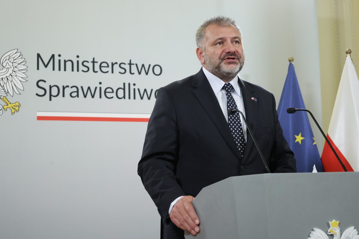Waldemar Żurek na konferencji prasowej w Ministerstwie Sprawiedliwości stoi na mównicy. Nowy sondaż pokazuje, jak Polacy oceniają pracę ministra