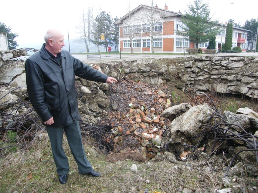 Svetozar Kovačević na mestu gde su nastradale sve njegove kolege oficiri