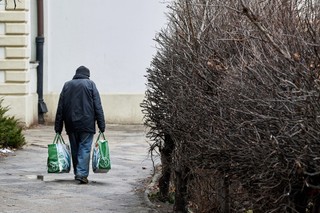 GUS: Coraz mniej Polaków otrzymuje pomoc społeczną