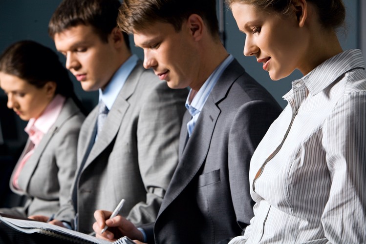 Mit nr 3: Młodzi ludzie żądają zbyt wysokich wynagrodzeń.<br /><br />

Przedsiębiorcy narzekają, że absolwenci mają wygórowane wymagania płacowe. Raport NBP sprzeciwia się tej tezie. Oczekiwania płacowe osób z grupy 18–25 lat są niższe niż ze starszych grup. – Kryzys brutalnie przewartościował oczekiwania płacowe – mówi prof. Adam Noga z Akademii Leona Koźmińskiego.